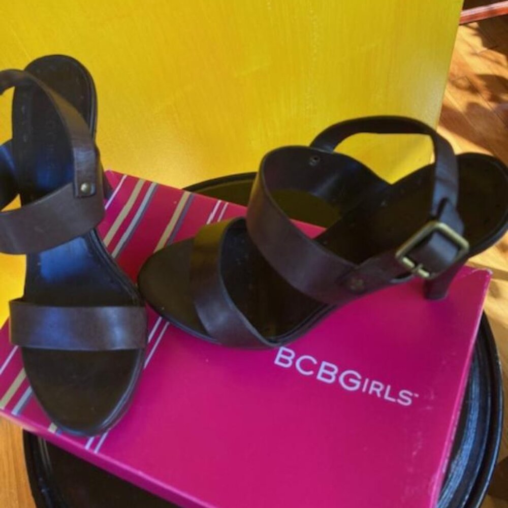 BCBG Platform Chocolate Brown shoes, size 7 1/2, 3 1/2-inch heels